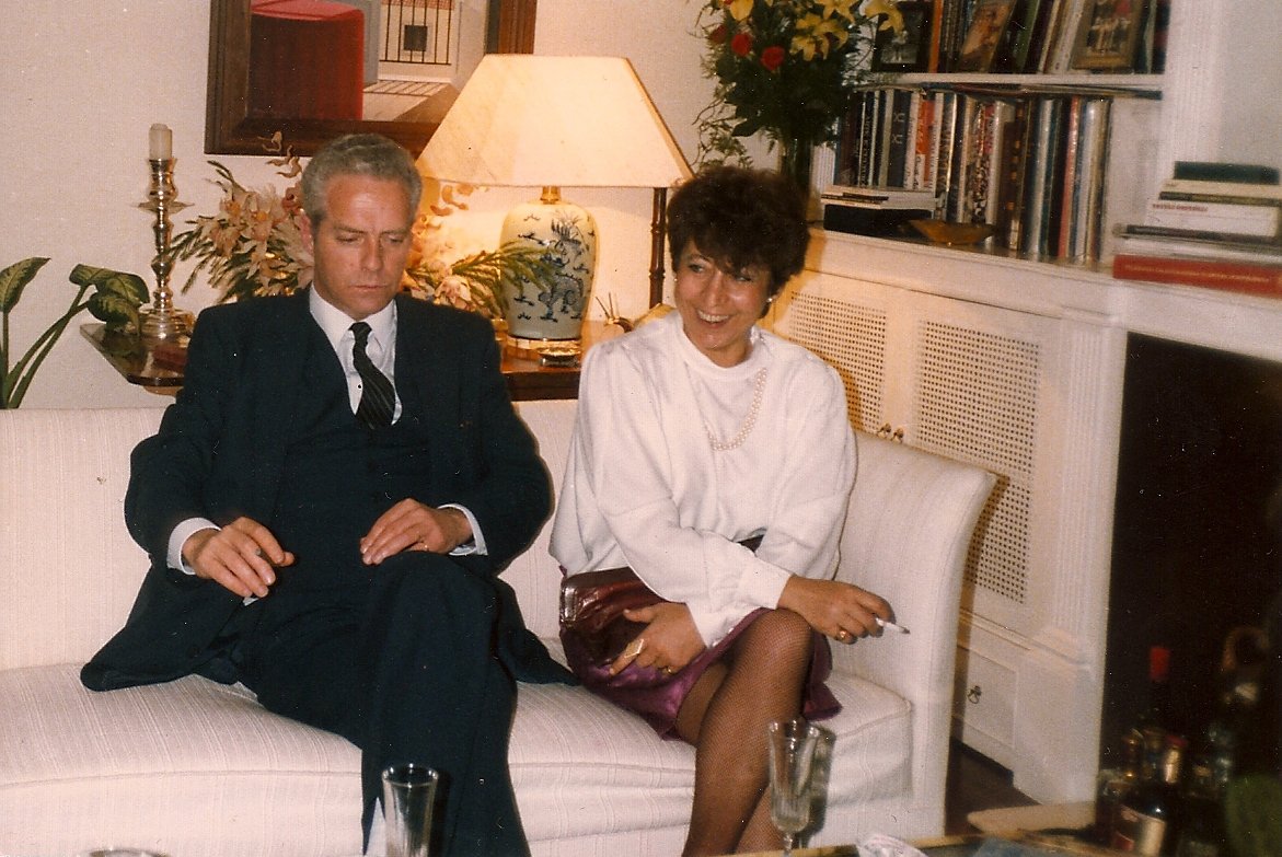 Em casa de amigos, com a sua mulher Teresa