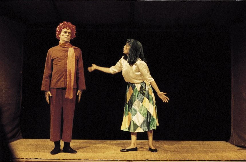 Em palco com Lourdes Castro, na peça "Antes de Começar", 1985